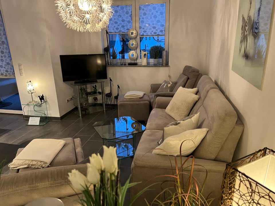 TV and multimedia, Living room, Seating area, Evening entertainment
