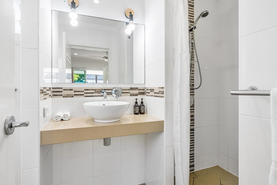 Shower, Bathroom, towels