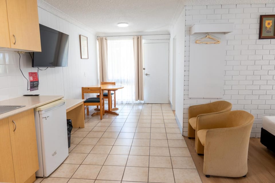 TV and multimedia, Kitchen or kitchenette, Living room, Seating area, Dining area