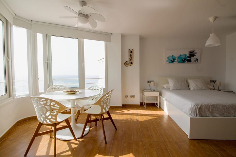 TV and multimedia, Seating area, Bedroom