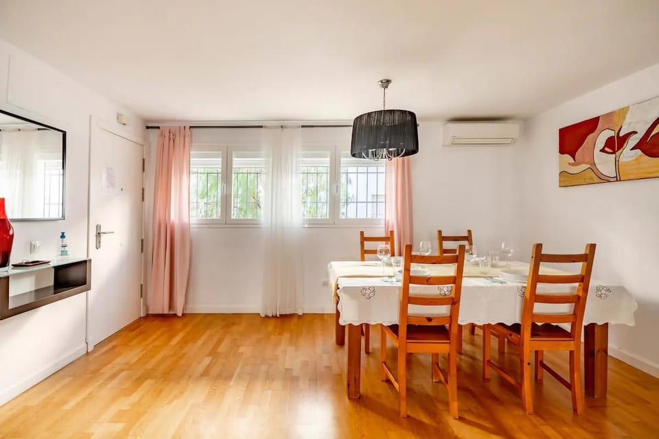 Seating area, Dining area, air conditioner