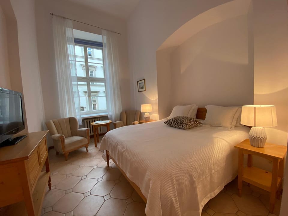 Day, Photo of the whole room, Decorative detail, On site, City view, Street view