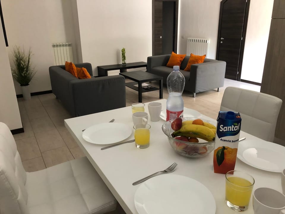 Seating area, Dining area
