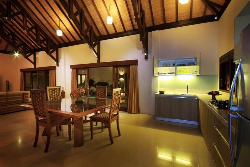 Kitchen or kitchenette, Dining area
