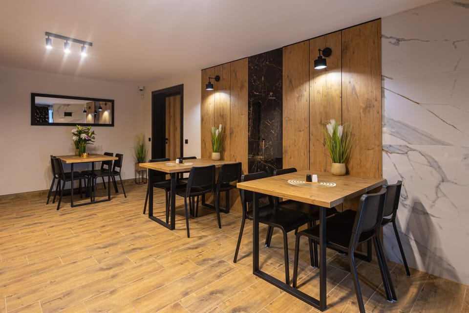 Kitchen or kitchenette, Seating area, Dining area