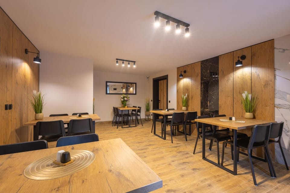 Kitchen or kitchenette, Dining area, Communal kitchen