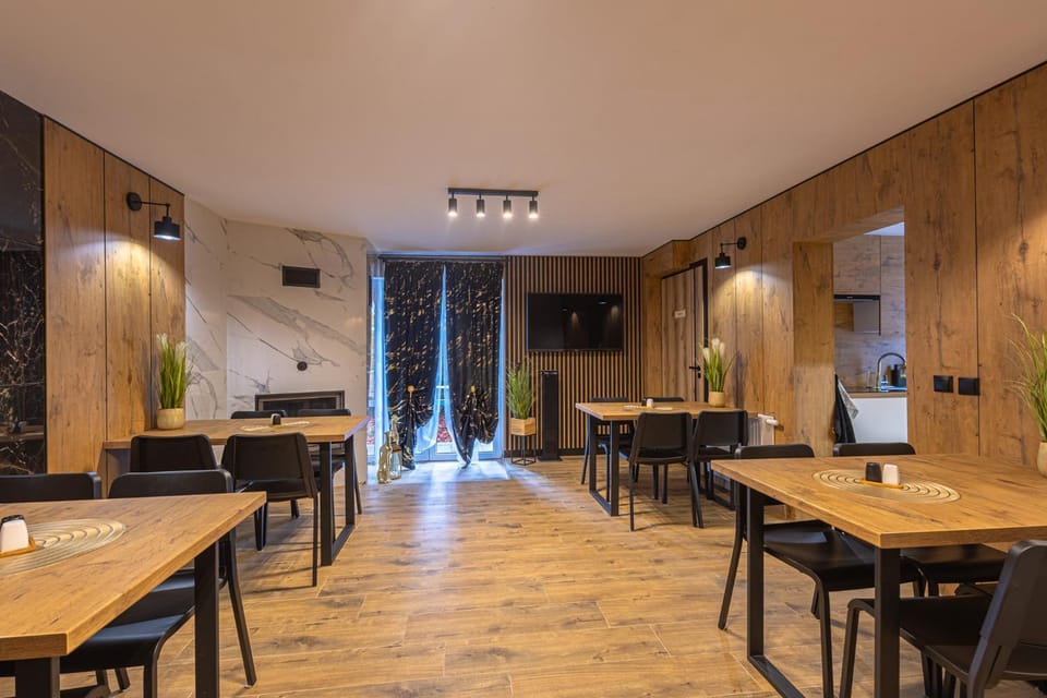 Communal lounge/ TV room, Kitchen or kitchenette, Seating area, Dining area