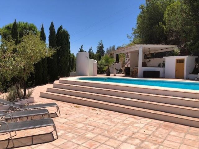 Swimming pool
