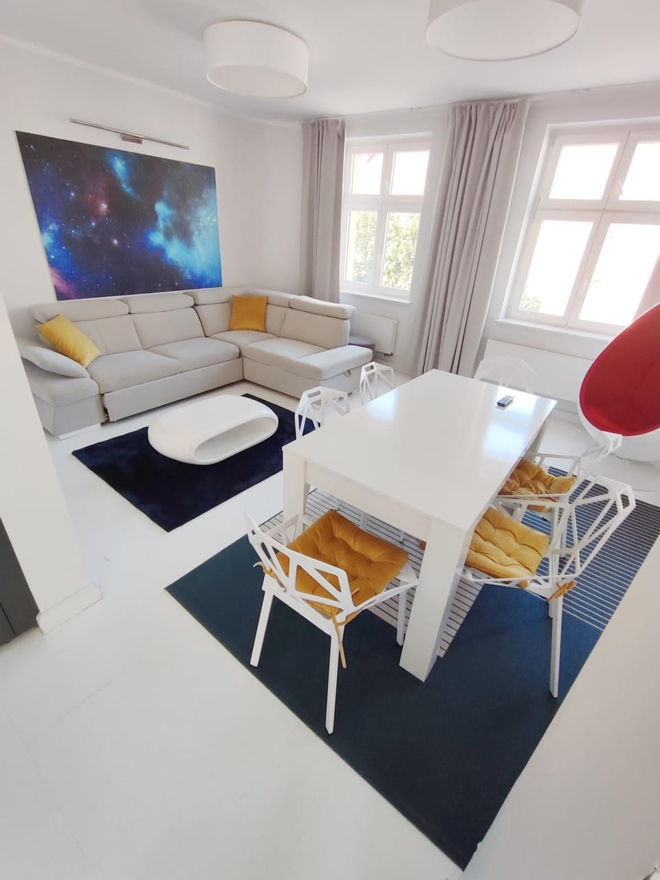Nearby landmark, Restaurant/places to eat, TV and multimedia, View (from property/room), Balcony/Terrace, Living room, Decorative detail, Seating area, Dining area, City view, Landmark view