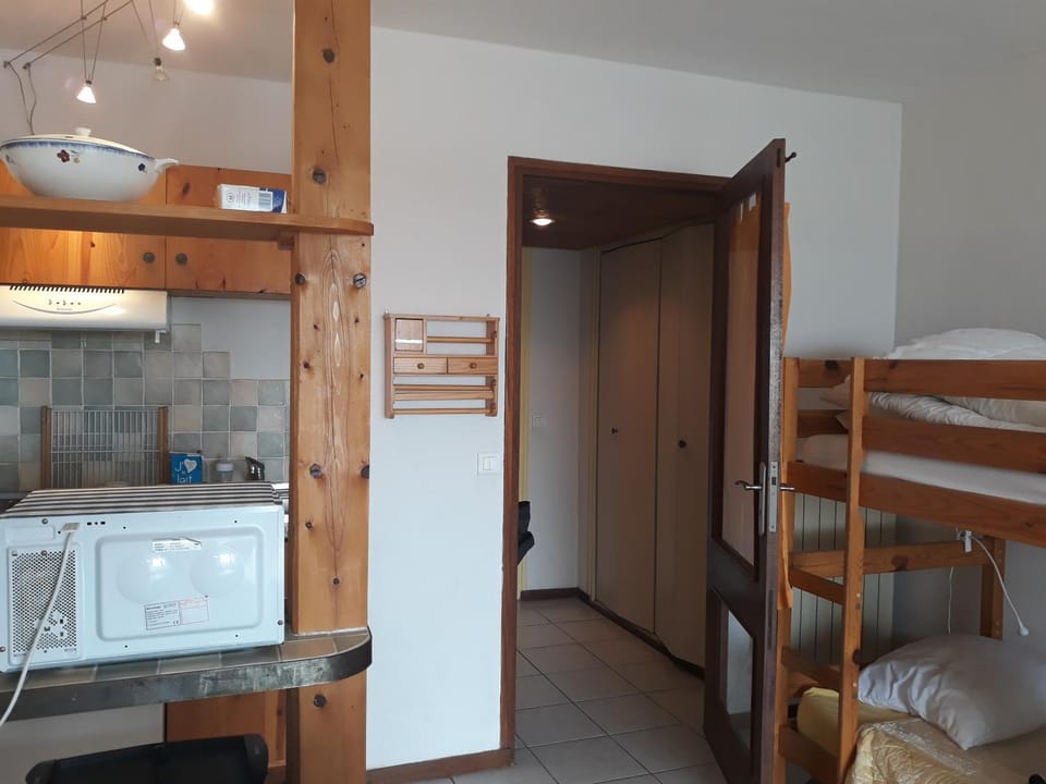 Communal kitchen, bunk bed