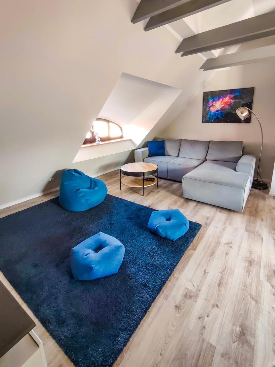 Restaurant/places to eat, Activities, Activities, TV and multimedia, Living room, Photo of the whole room, Seating area, air conditioner