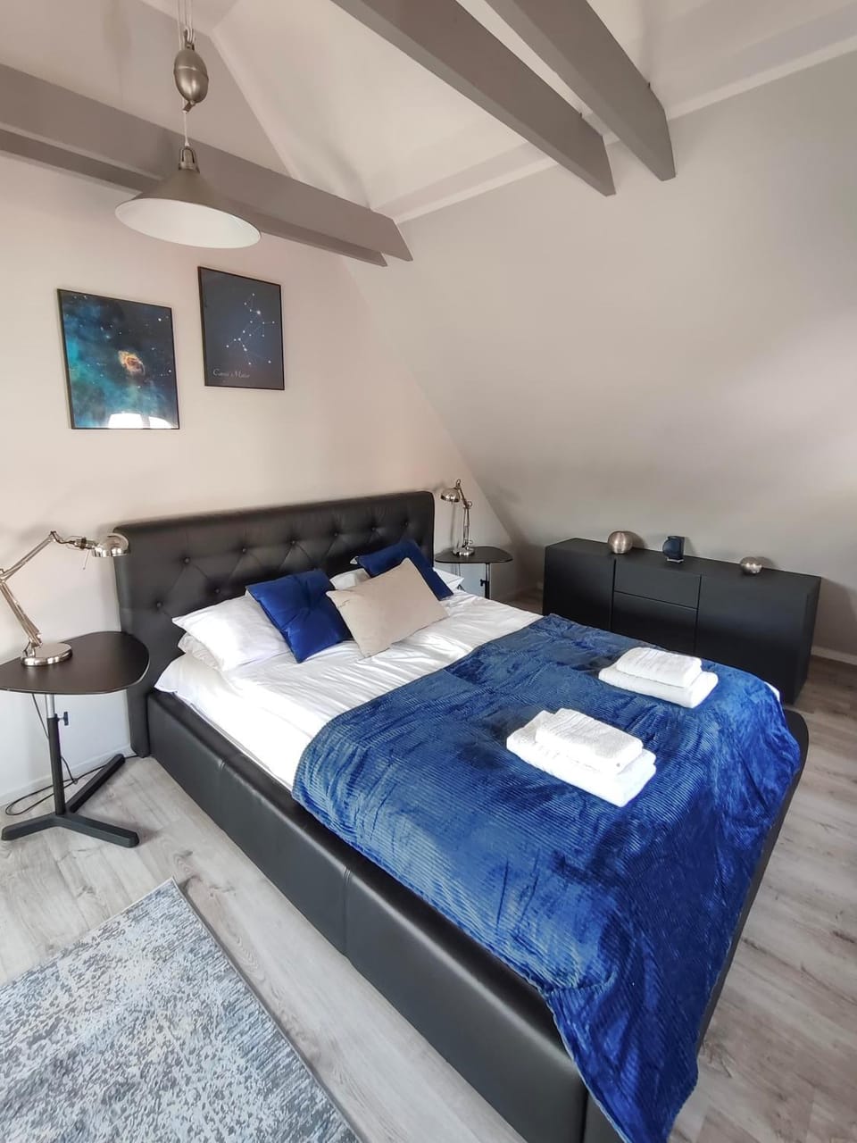Bed, View (from property/room), Photo of the whole room, Seating area, Bedroom, City view, Landmark view, towels