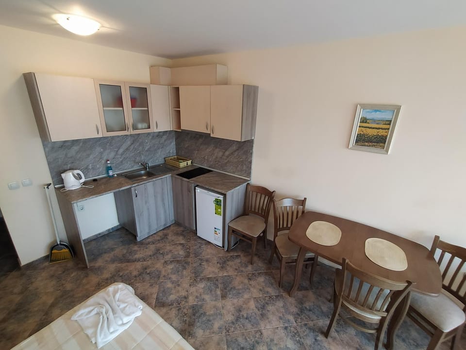 Kitchen or kitchenette, Seating area, Dining area