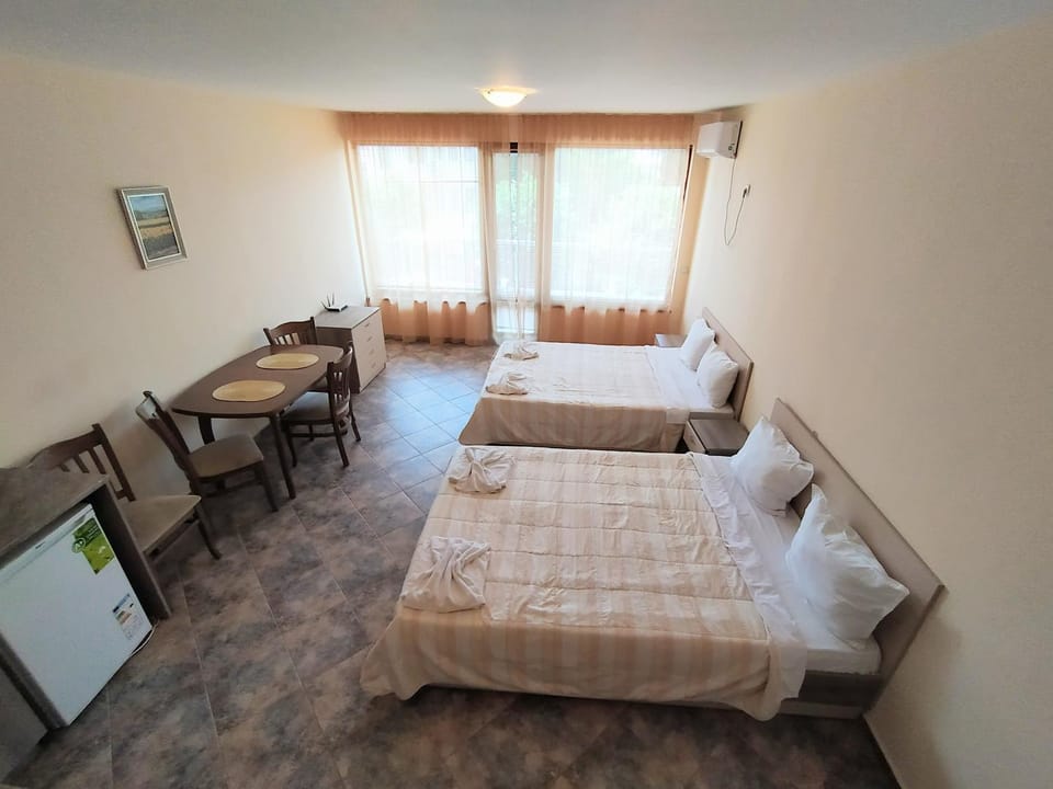 Bed, Seating area