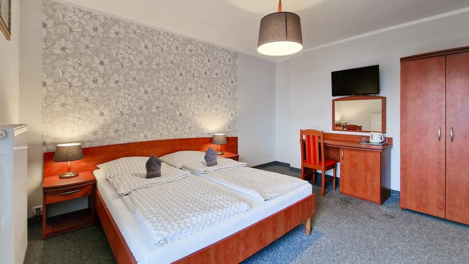 Photo of the whole room, Bedroom, wardrobe