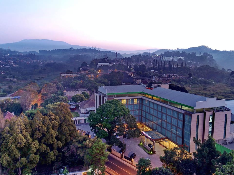 Facade/entrance, City view, Mountain view, Street view