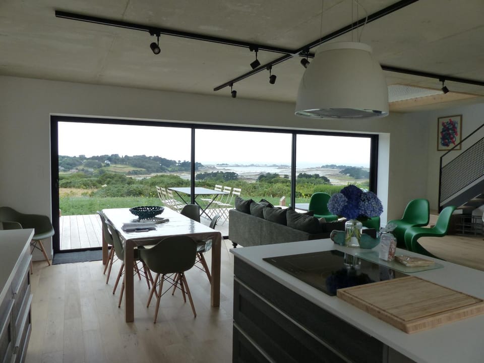 Maison avec vue mer d'exception et jacuzzi Villa in Penvénan