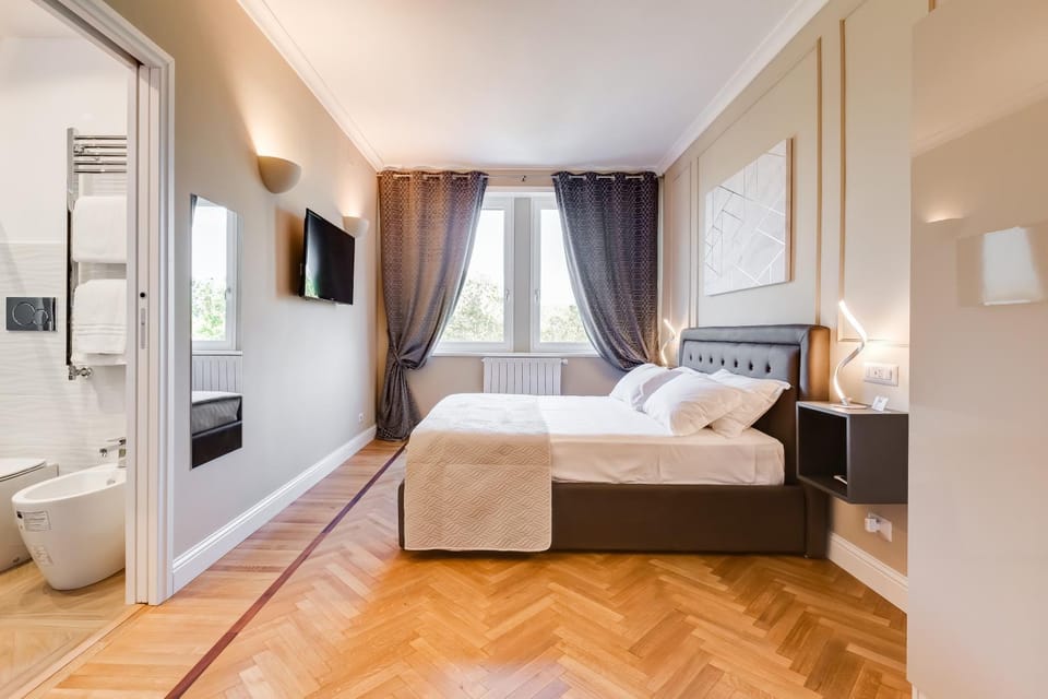 Bathroom, Photo of the whole room, Decorative detail, Bedroom, City view
