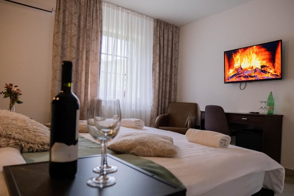 Bed, TV and multimedia, Bedroom