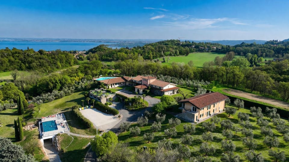 Garda Hill Boutique Apartments with Panoramic Pools e Agriturismo Farm Stay in Province of Brescia