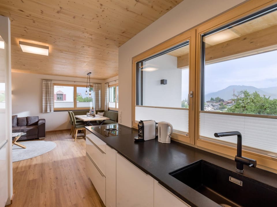 Dining area, kitchen