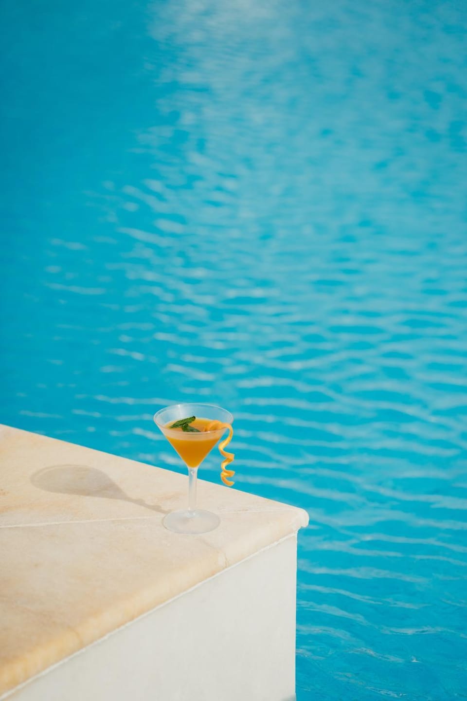 Food and drinks, Swimming pool, Drinks, Alcoholic drinks, Non alcoholic drinks