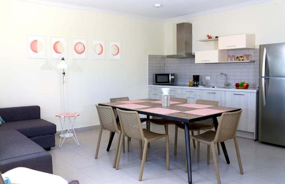 Kitchen or kitchenette, Dining area