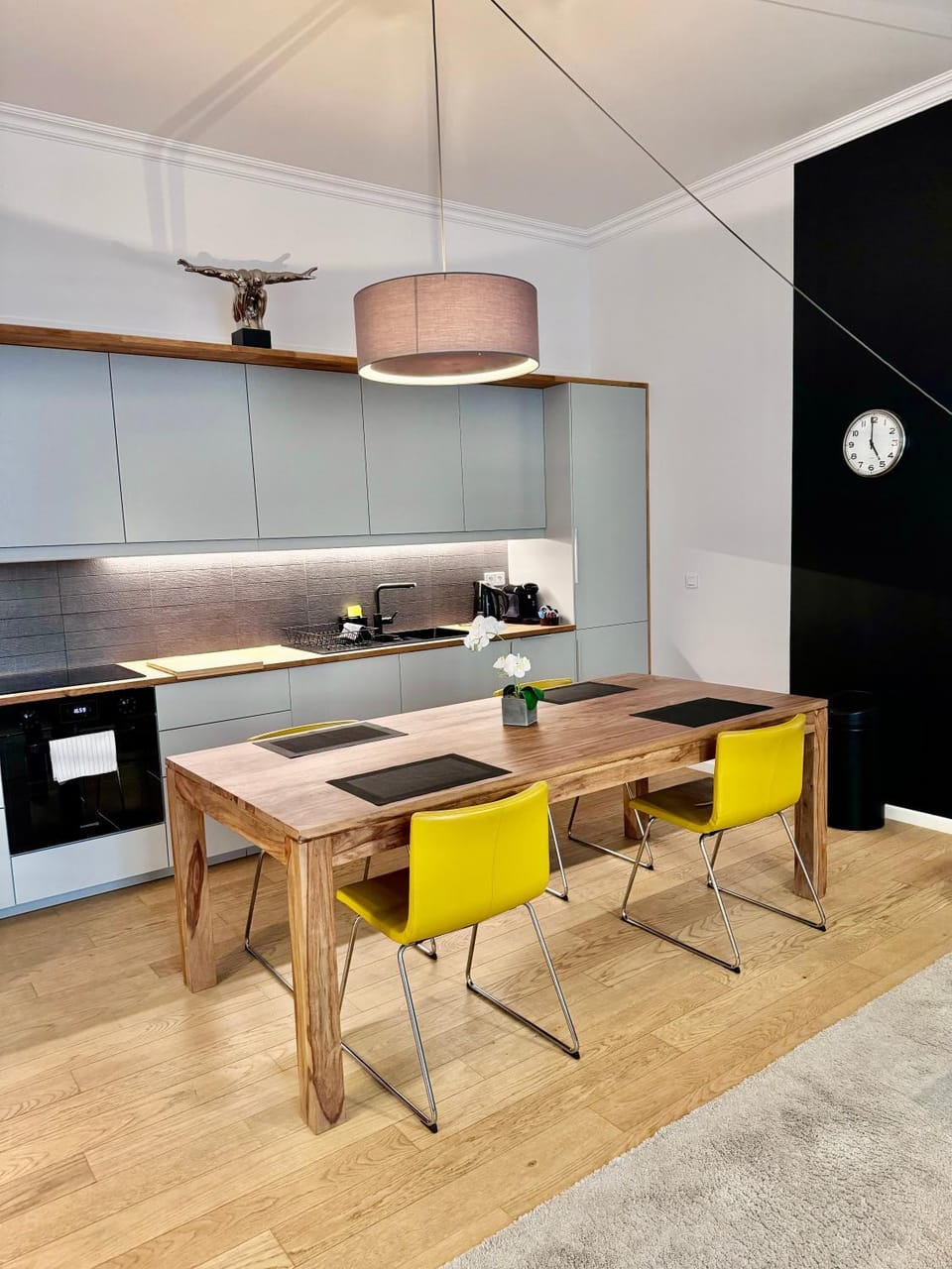 Kitchen or kitchenette, Dining area, stove