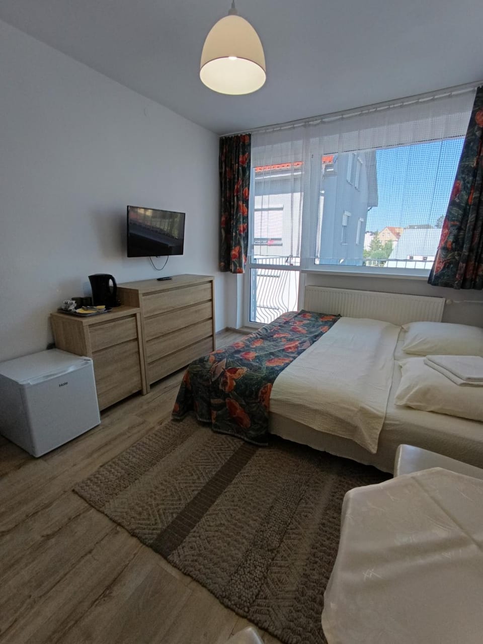 Bed, TV and multimedia, Photo of the whole room