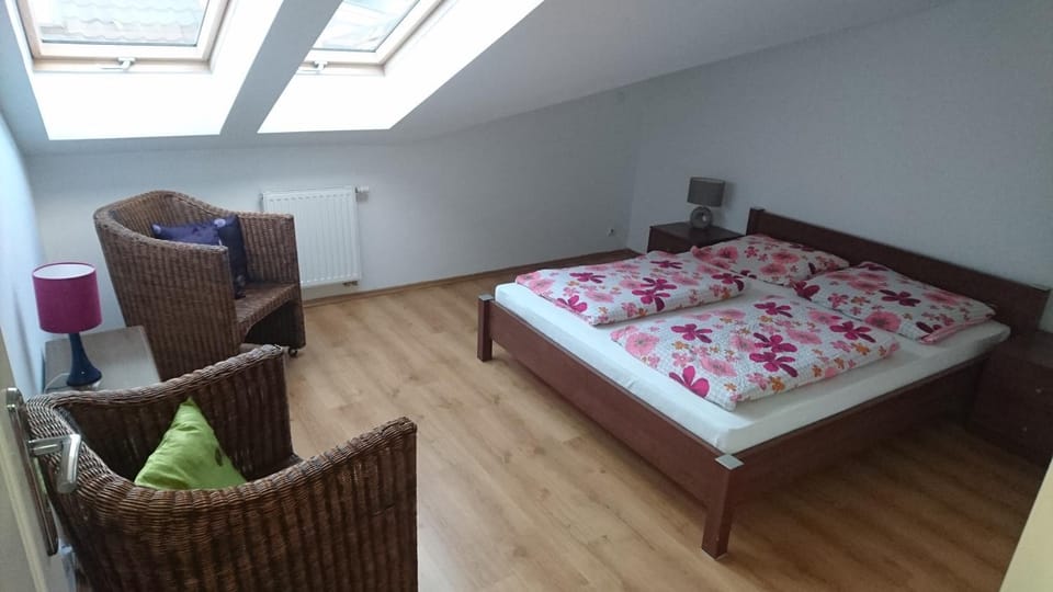 Bed, Photo of the whole room, Seating area, Bedroom