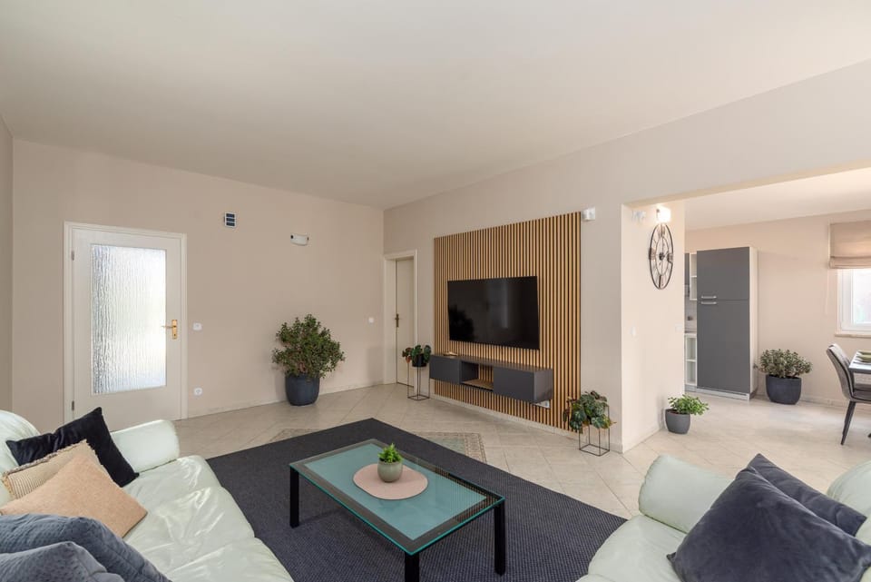 Communal lounge/ TV room, TV and multimedia, Living room, Seating area, Evening entertainment