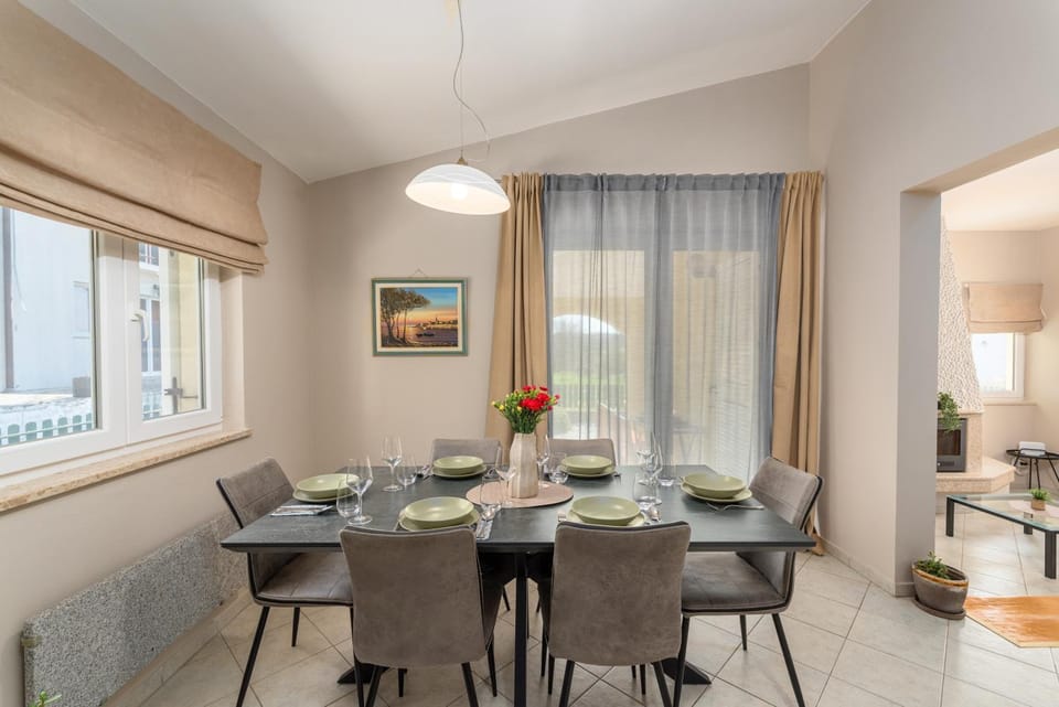 Seating area, Dining area