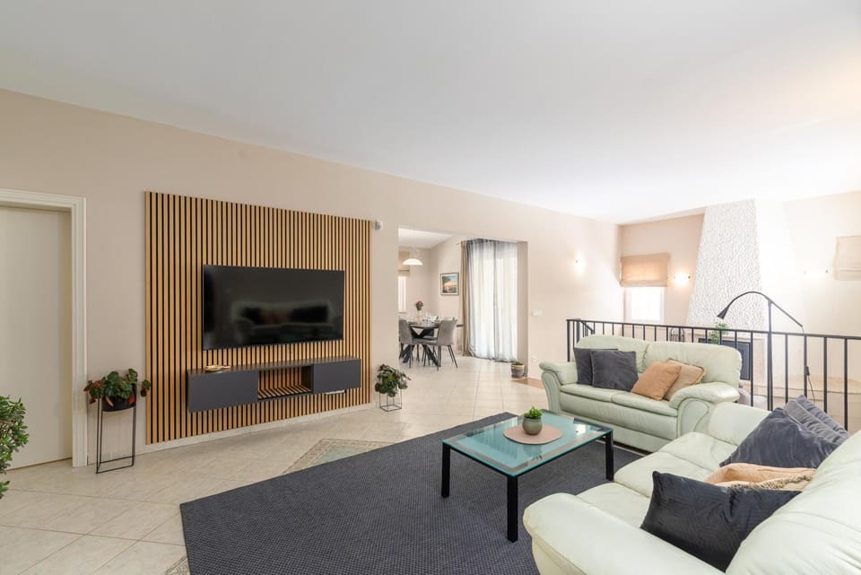 Communal lounge/ TV room, TV and multimedia, Living room, Seating area, Evening entertainment
