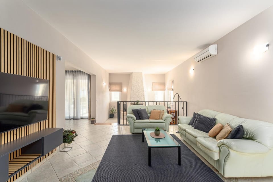 Communal lounge/ TV room, TV and multimedia, Living room, Seating area, air conditioner