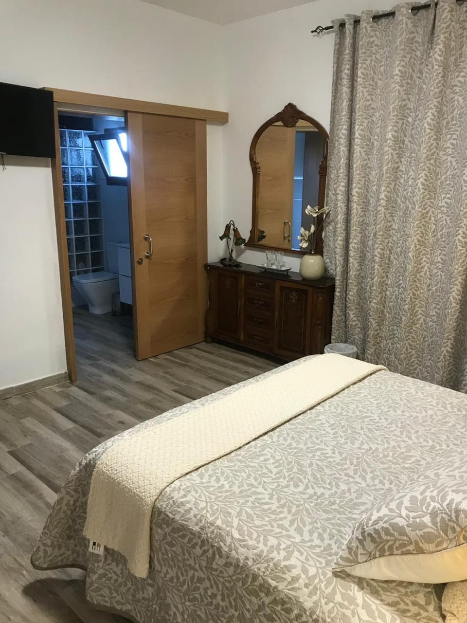 Photo of the whole room