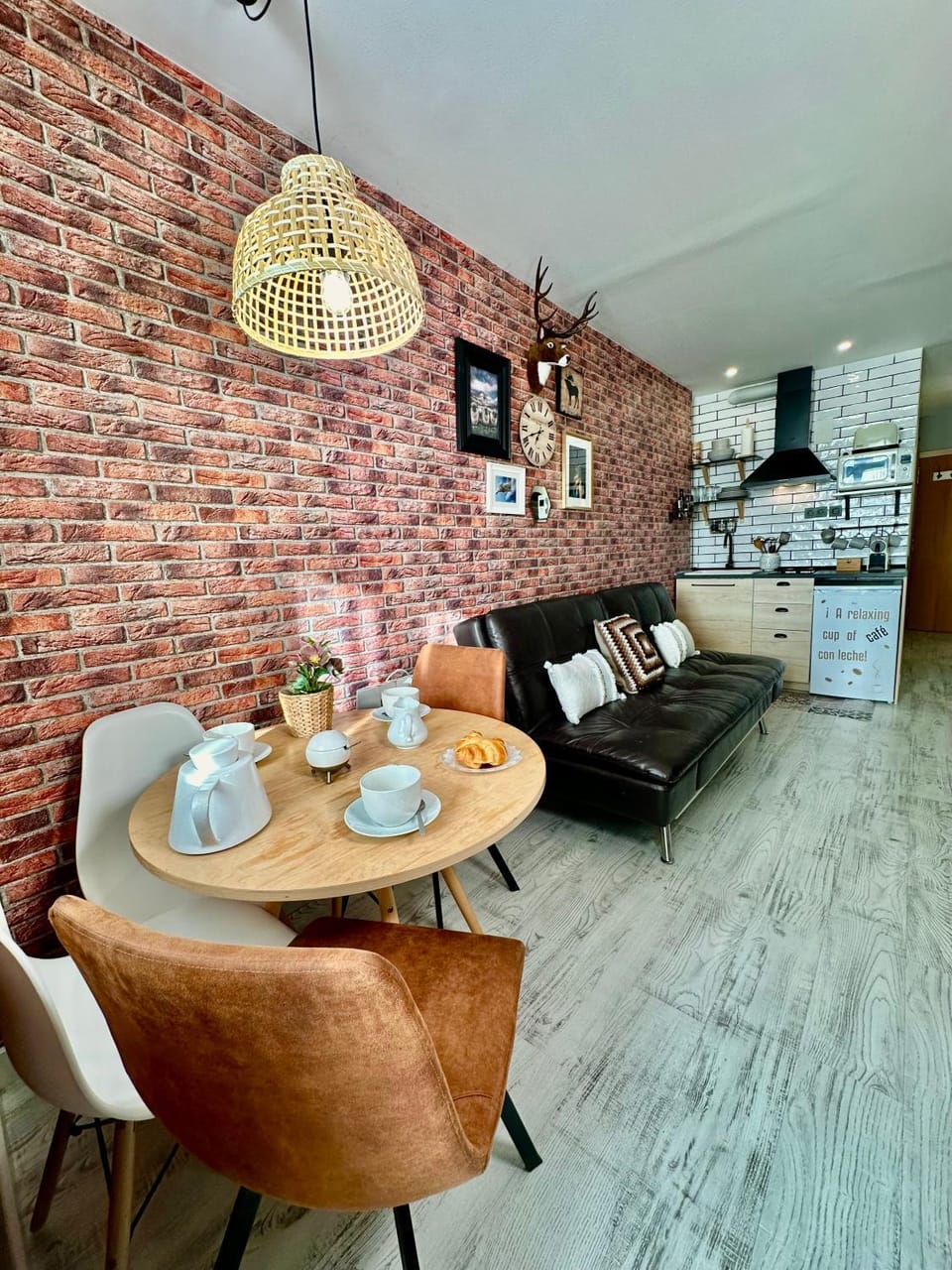 Coffee/tea facilities, Kitchen or kitchenette, Living room, Seating area, Dining area