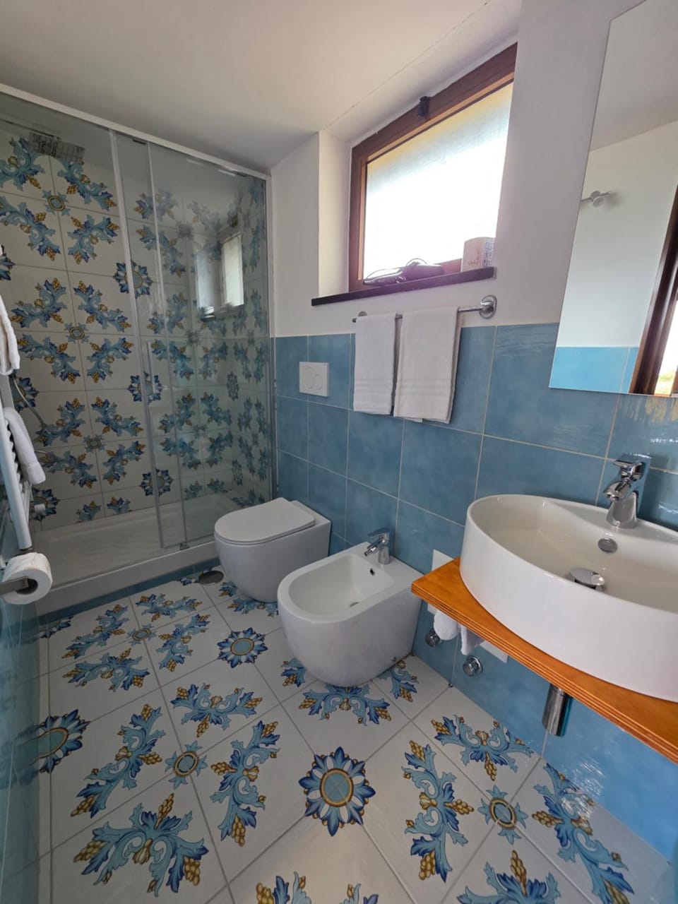 Shower, Toilet, Bathroom, bidet, towels