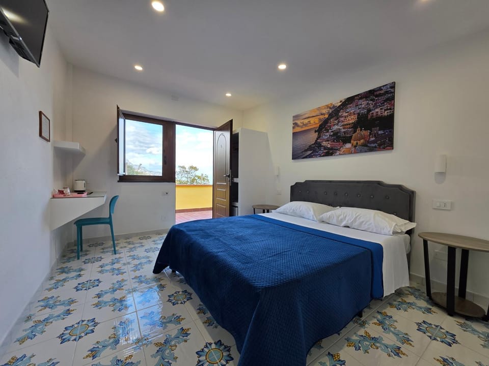 Bed, TV and multimedia, Photo of the whole room, Bedroom