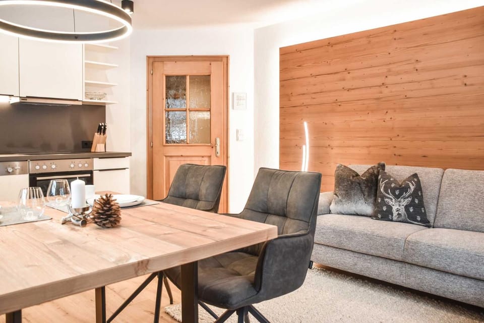 Restaurant/places to eat, Living room