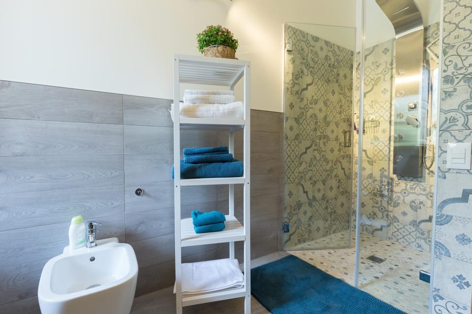 Shower, Toilet, Bathroom, Photo of the whole room, Decorative detail