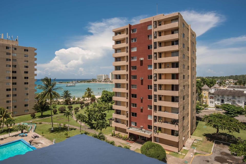 Property building, Facade/entrance, Bird's eye view, Floor plan, Sea view, Inner courtyard view