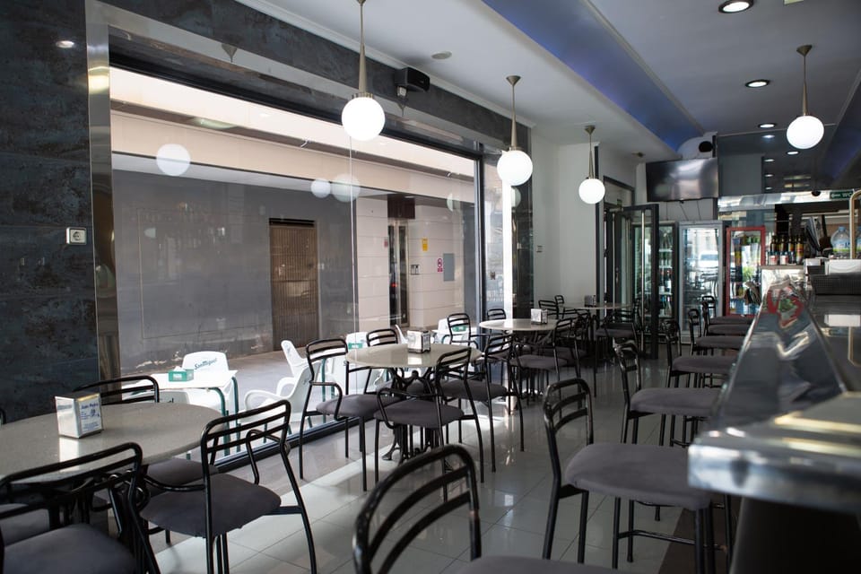 Restaurant/places to eat, Lounge or bar