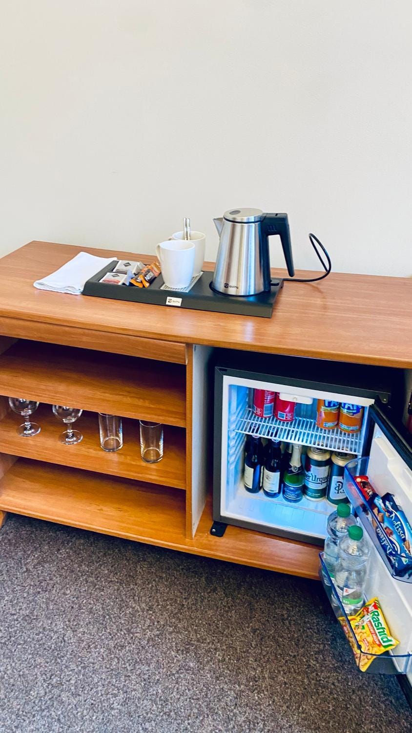 Coffee/tea facilities, oven