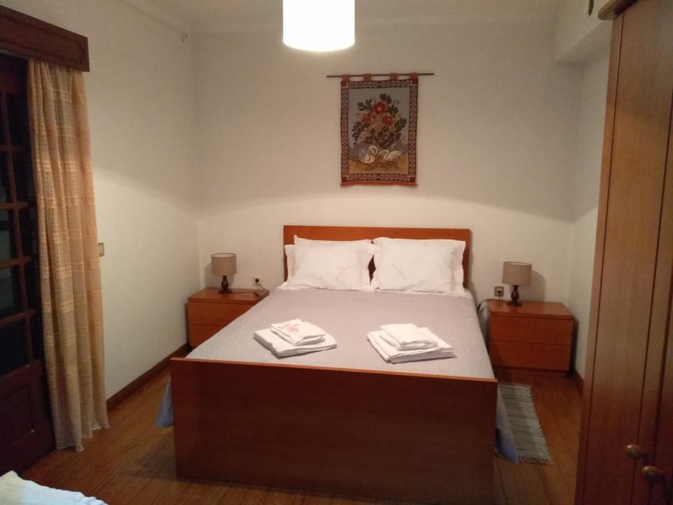 Bed, towels