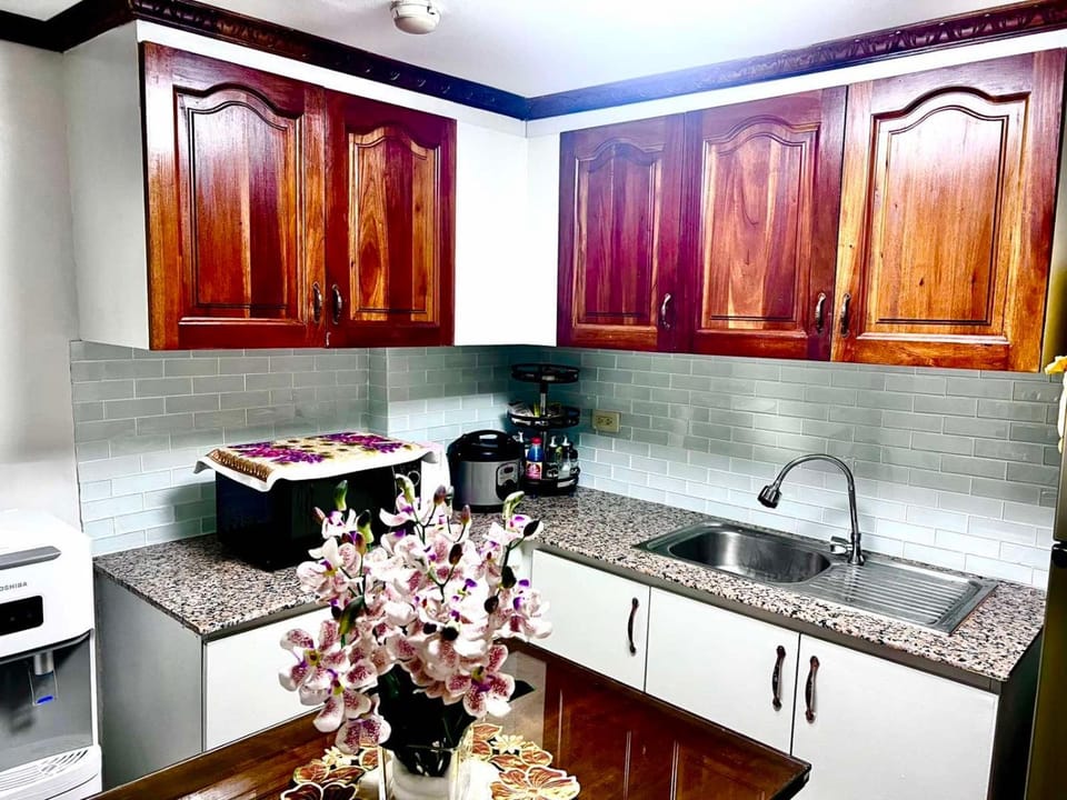 Affordable 2 BR 2 BA w/ Skycable, Netflix, & Amazon Prime Apartment in Mandaluyong