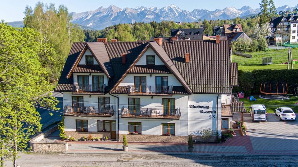 Property building, Neighbourhood, Natural landscape, Mountain view, Street view, Location, Parking