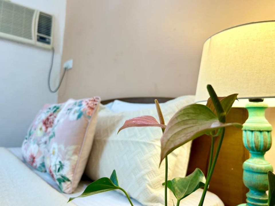 Bed, Photo of the whole room, Bedroom, air conditioner