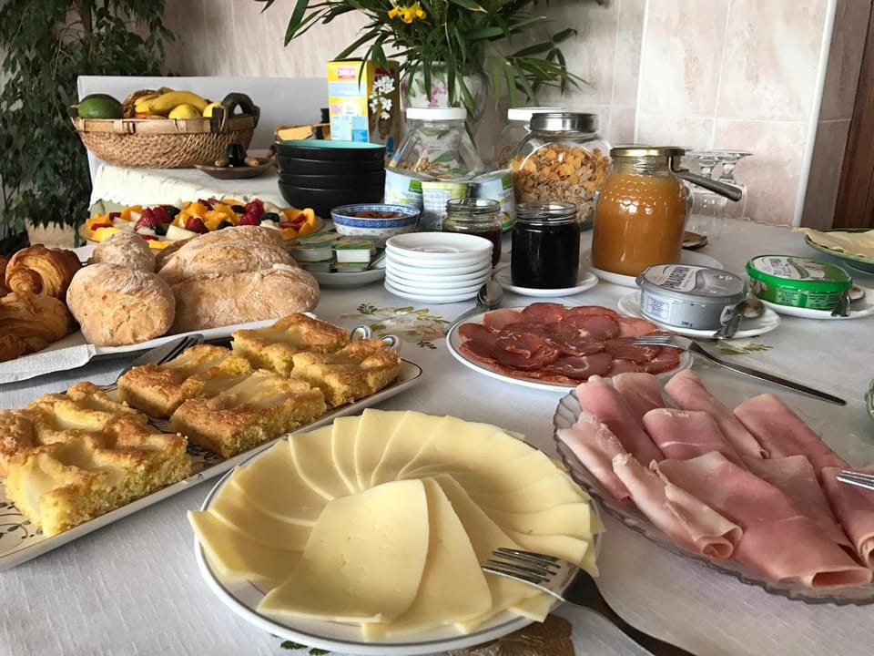 On site, Continental breakfast, Buffet breakfast