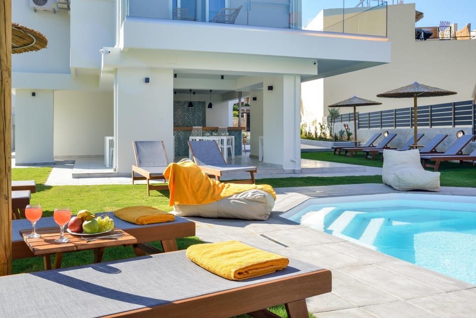 Property building, Garden, Pool view, Swimming pool, Breakfast