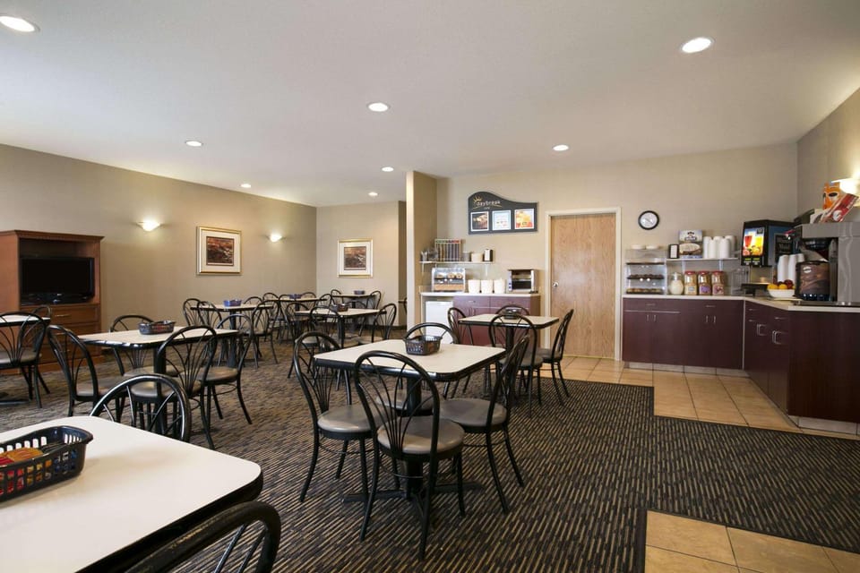 Restaurant/places to eat, Dining area, On site